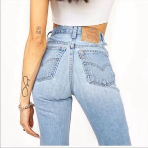 Vintage women’s 512 Levi's Slim tapered Leg short med. wash high rise jeans 24